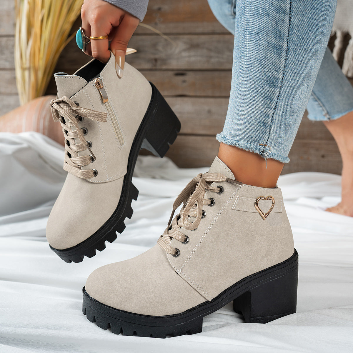Clara | Schnür-Stiefelette mit goldener Herzschnalle