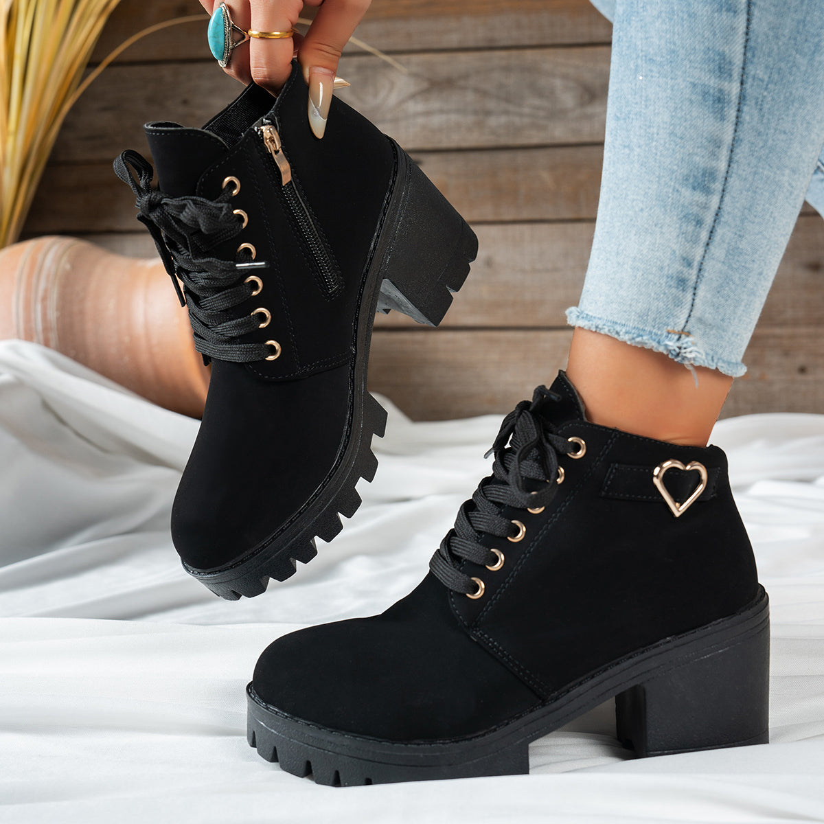 Clara | Schnür-Stiefelette mit goldener Herzschnalle