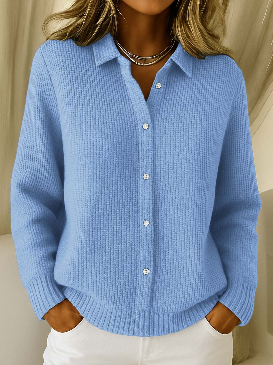 Cäcilie – Hemdjacke in hellem Blau mit fein strukturierter Oberfläche – Elara München