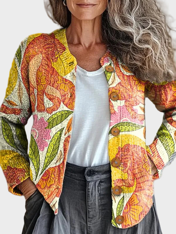 Karin – Strickjacke mit tropischem Blättermuster in Pink, Gelb und Grün – Elara München