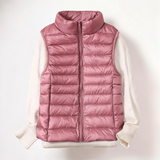 Colete acolchoado ultraleve Elara München na cor rosa sobre uma camisola de malha branca