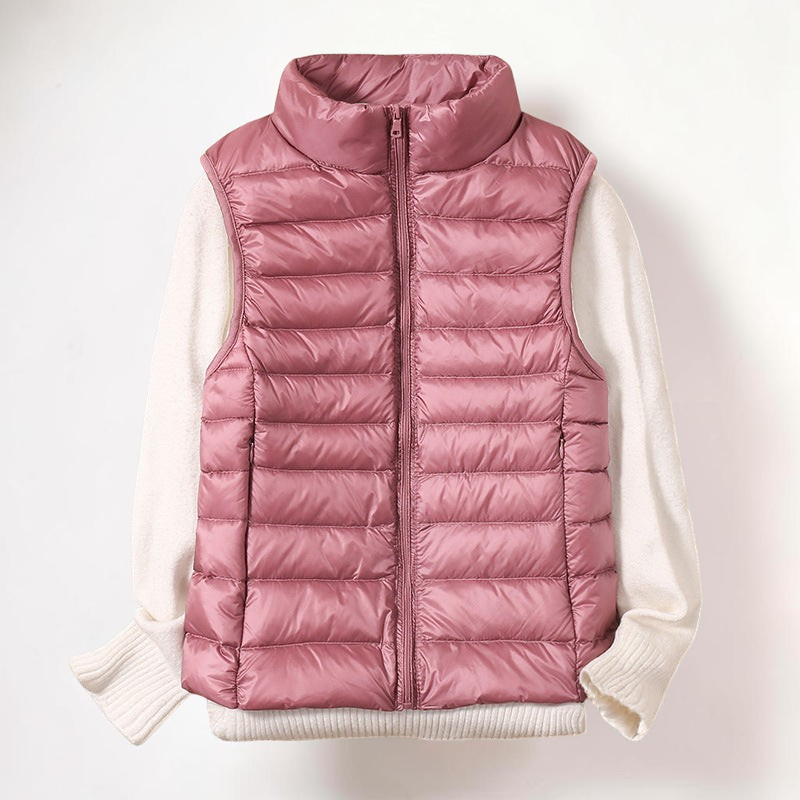 Colete acolchoado ultraleve Elara München na cor rosa sobre uma camisola de malha branca