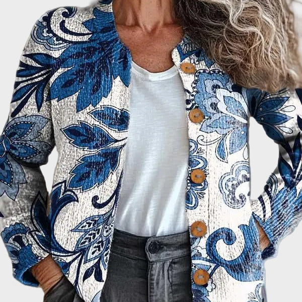 Lore – Strickjacke mit großem Blumenmuster in Blau auf Weiß – Elara München