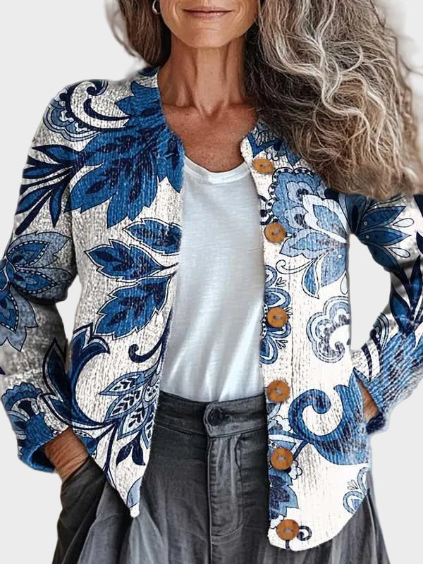Lore – Strickjacke mit großem Blumenmuster in Blau auf Weiß – Elara München