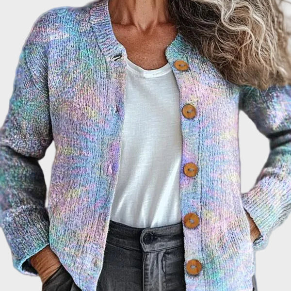 Irmtraud – Strickjacke in Aquarell-Optik mit sanftem Blau, Rosa und Lavendel – Elara München