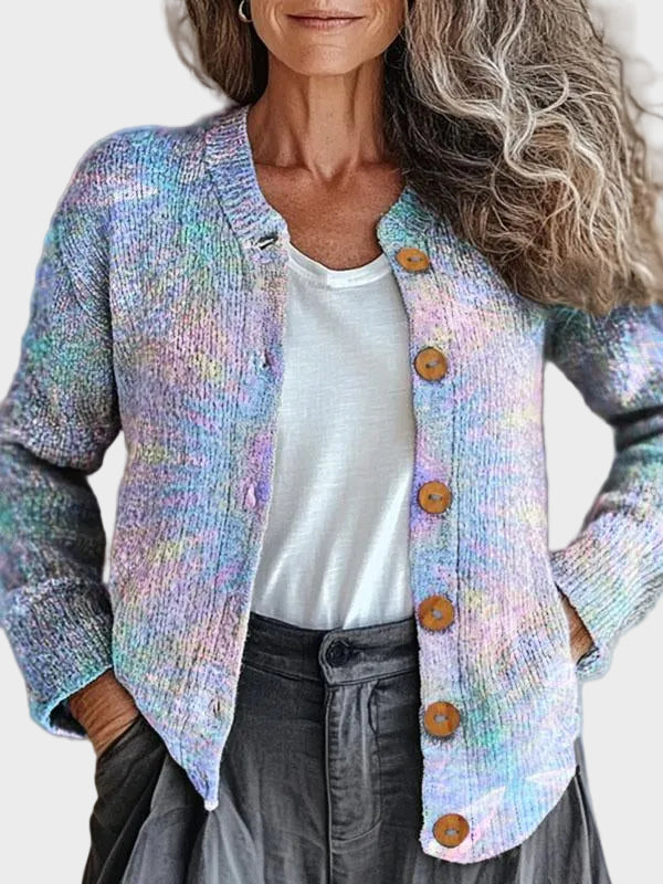 Irmtraud – Strickjacke in Aquarell-Optik mit sanftem Blau, Rosa und Lavendel – Elara München