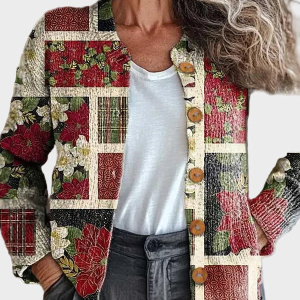Friederike – weihnachtliche Strickjacke im Patchwork mit Sternen und Karo in Creme, Rot und Grün – Elara München