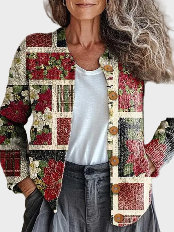 Friederike – weihnachtliche Strickjacke im Patchwork mit Sternen und Karo in Creme, Rot und Grün – Elara München